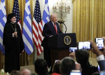 Ο πρόεδρος των ΗΠΑ Ντόναλντ Τραμπ κατά τη διάρκεια του εορτασμού της Ελληνικής Ημέρας Ανεξαρτησίας στην Ανατολική Αίθουσα (East Room) του Λευκού Οίκου. Στα αριστερά βρίσκεται ο Αρχιεπίσκοπος Αμερικής Ελπιδοφόρος (φωτ.: EPA/ WILL OLIVER / POOL)