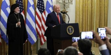 Ο πρόεδρος των ΗΠΑ Ντόναλντ Τραμπ κατά τη διάρκεια του εορτασμού της Ελληνικής Ημέρας Ανεξαρτησίας στην Ανατολική Αίθουσα (East Room) του Λευκού Οίκου. Στα αριστερά βρίσκεται ο Αρχιεπίσκοπος Αμερικής Ελπιδοφόρος (φωτ.: EPA/ WILL OLIVER / POOL)