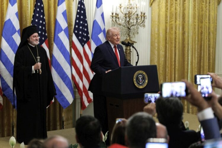 Ο πρόεδρος των ΗΠΑ Ντόναλντ Τραμπ κατά τη διάρκεια του εορτασμού της Ελληνικής Ημέρας Ανεξαρτησίας στην Ανατολική Αίθουσα (East Room) του Λευκού Οίκου. Στα αριστερά βρίσκεται ο Αρχιεπίσκοπος Αμερικής Ελπιδοφόρος (φωτ.: EPA/ WILL OLIVER / POOL)