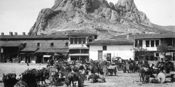 Τοκάτη: Η πλατεία της αγοράς και το κάστρο στις αρχές του 20ού αι. (πηγή: © Υπουργείο Πολιτισμού Γαλλίας, Ίδρυμα Albert Gabriel INHA, Βιβλιοθήκη Πολυμέσων Κληρονομιάς και Φωτογραφίας)