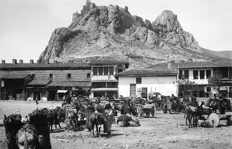 Τοκάτη: Η πλατεία της αγοράς και το κάστρο στις αρχές του 20ού αι. (πηγή: © Υπουργείο Πολιτισμού Γαλλίας, Ίδρυμα Albert Gabriel INHA, Βιβλιοθήκη Πολυμέσων Κληρονομιάς και Φωτογραφίας)