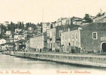 «Ενθύμιο από την Τραπεζούντα – Τελωνείο και αποβάθρα». Το ταχυδρομικό δελτάριο είναι από τον Max Fruchtermann, γνωστό εκδότη της Οθωμανικής Αυτοκρατορίας