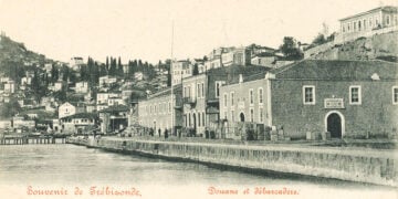 «Ενθύμιο από την Τραπεζούντα – Τελωνείο και αποβάθρα». Το ταχυδρομικό δελτάριο είναι από τον Max Fruchtermann, γνωστό εκδότη της Οθωμανικής Αυτοκρατορίας