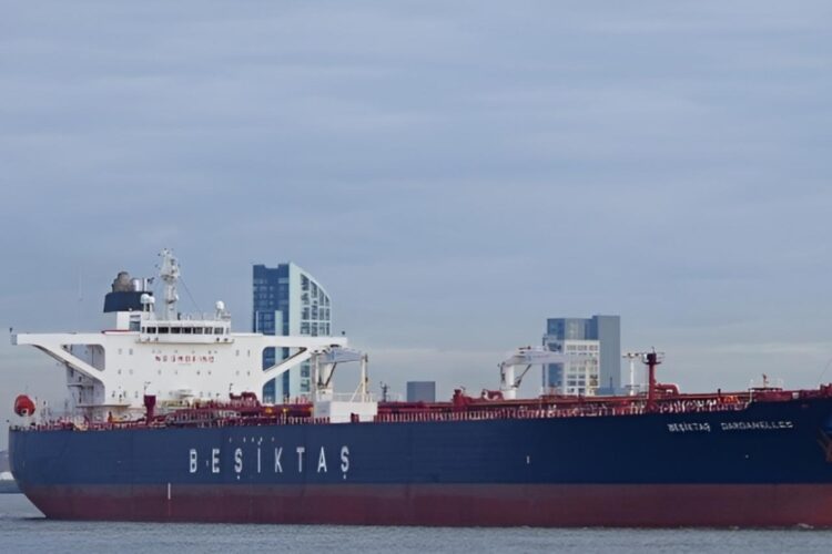 Η φωτογραφία απεικονίζει το δεξαμενόπλοιο μεταφοράς αργού πετρελαίου Altura, το οποίο παλαιότερα ανήκε στον στόλο της Besiktas Maritime με την ονομασία Besiktas Dardanelles (φωτ.: VesselFinder)