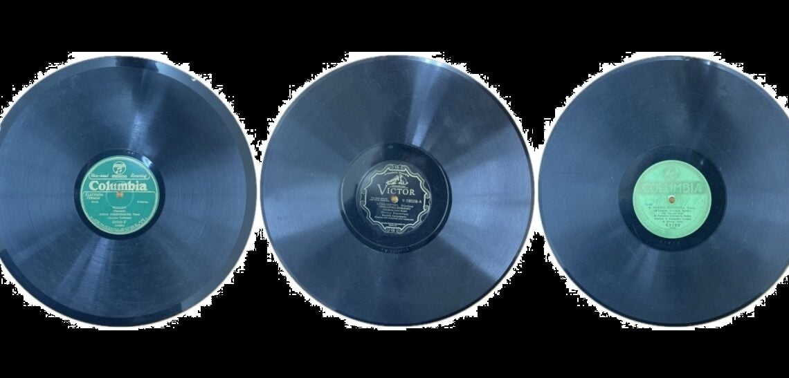 Τα βινύλια ανήκουν στις μουσειακές συλλογές της ΕΣΤΙΑΣ Νέας Σμύρνης. Οι φωτογραφίες είναι από το προφίλ του συλλόγου στο Facebook (εικ.: pontosnews.gr)