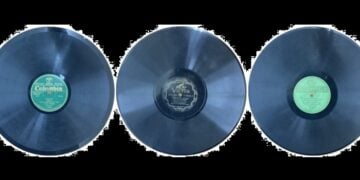 Τα βινύλια ανήκουν στις μουσειακές συλλογές της ΕΣΤΙΑΣ Νέας Σμύρνης. Οι φωτογραφίες είναι από το προφίλ του συλλόγου στο Facebook (εικ.: pontosnews.gr)