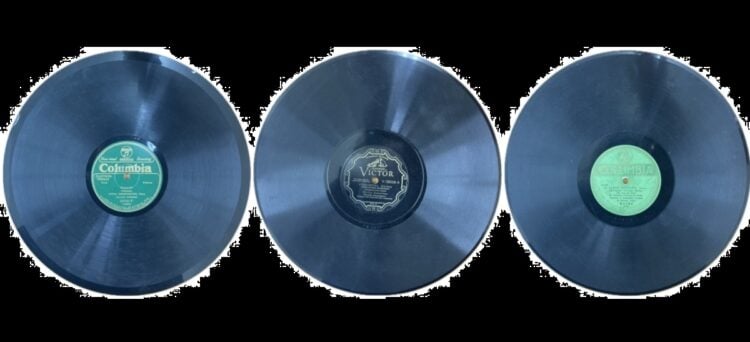 Τα βινύλια ανήκουν στις μουσειακές συλλογές της ΕΣΤΙΑΣ Νέας Σμύρνης. Οι φωτογραφίες είναι από το προφίλ του συλλόγου στο Facebook (εικ.: pontosnews.gr)