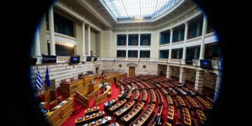 Εικόνα από τη συζήτηση στην Ολομέλεια της Βουλής του σχεδίου νόμου «Εκσυγχρονισμός και αναβάθμιση μεταφορών. Τεχνικός έλεγχος - Εγκαταστάσεις εξυπηρέτησης οχημάτων, συγκοινωνιακοί φορείς, επιβατικές - οδικές - εμπορευματικές μεταφορές, ηλεκτροκίνηση, Σχέδια Βιώσιμης Αστικής Κινητικότητας, ρυθμίσεις για τις πρότυπες προτάσεις, Αρχή Πολιτικής Αεροπορίας και άλλες διατάξεις» (φωτ.: Γιώργος Κονταρίνης/ EUROKINISSI)