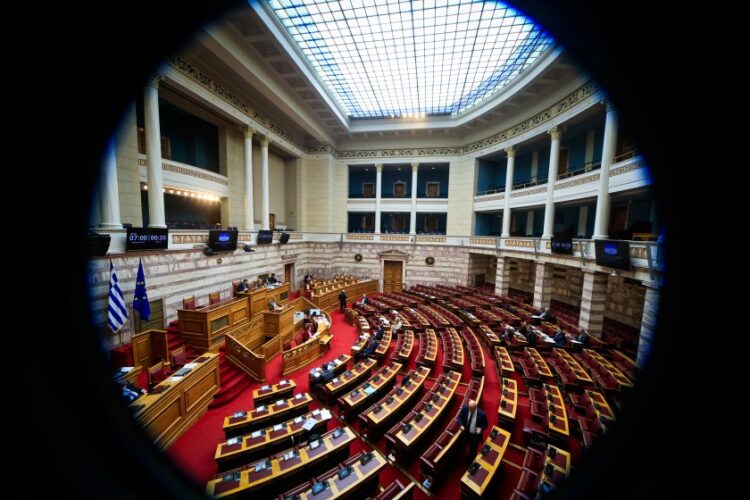 Εικόνα από τη συζήτηση στην Ολομέλεια της Βουλής του σχεδίου νόμου «Εκσυγχρονισμός και αναβάθμιση μεταφορών. Τεχνικός έλεγχος - Εγκαταστάσεις εξυπηρέτησης οχημάτων, συγκοινωνιακοί φορείς, επιβατικές - οδικές - εμπορευματικές μεταφορές, ηλεκτροκίνηση, Σχέδια Βιώσιμης Αστικής Κινητικότητας, ρυθμίσεις για τις πρότυπες προτάσεις, Αρχή Πολιτικής Αεροπορίας και άλλες διατάξεις» (φωτ.: Γιώργος Κονταρίνης/ EUROKINISSI)