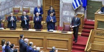 Εικόνα από τη δεύτερη ημέρα της συζήτησης στην Ολομέλεια της Βουλής του σχεδίου νόμου «Ορισμός εκλογικής περιφέρειας Απόδημου Ελληνισμού - Διευκόλυνση άσκησης εκλογικού δικαιώματος εκλογέων εκτός επικράτειας μέσω επιστολικής ψήφου για τις βουλευτικές εκλογές» (φωτ.: Γιώργος Κονταρίνης/ EUROKINISSI)