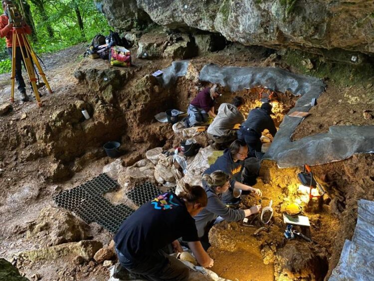 Ανασκαφές στο βραχώδες καταφύγιο Tourtoirac στη Γαλλία, όπου βρέθηκαν τρία λείψανα Νεάντερταλ που αναλύθηκαν στη μελέτη (φωτ.: Πανεπιστήμιο του Τίμπιγκεν/ Credit: Luc Doyon)