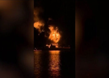 Το ελληνόκτητο «Zephyros» στις φλόγες, Πέμπτη 12 Μαρτίου 2026 (φωτ.: Glomex)