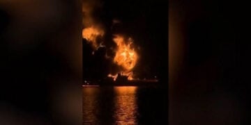 Το ελληνόκτητο «Zephyros» στις φλόγες, Πέμπτη 12 Μαρτίου 2026 (φωτ.: Glomex)