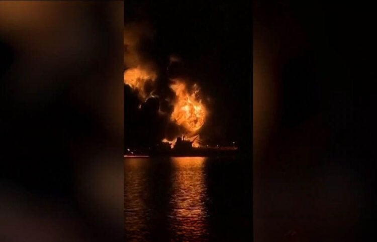Το ελληνόκτητο «Zephyros» στις φλόγες, Πέμπτη 12 Μαρτίου 2026 (φωτ.: Glomex)