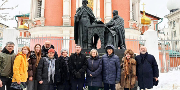 Τελετή κατάθεσης στεφάνων στο μνημείο των λόγιων και διδασκάλων αδελφών Ιωαννίκιου και Σοφρωνίου Λειχούδη (φωτ.: Πρεσβεία της Ελλάδας στη Μόσχα)