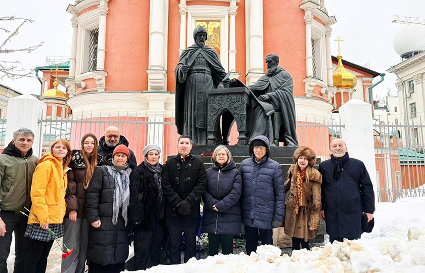 Τελετή κατάθεσης στεφάνων στο μνημείο των λόγιων και διδασκάλων αδελφών Ιωαννίκιου και Σοφρωνίου Λειχούδη (φωτ.: Πρεσβεία της Ελλάδας στη Μόσχα)