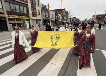 Η σημαία του Πόντου στην καρδιά της GreekTown (φωτ.: facebook/Brotherhood Pontion Toronto «Panagia Soumela»)