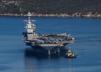 Το αμερικανικό αεροπλανοφόρο USS Gerald-R. Ford ενώ αποχωρεί από τη ναυτική βάση της Σούδας (φωτ.: EUROKINISSI/Στέφανος Ραπάνης)