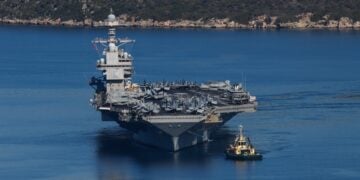 Το αμερικανικό αεροπλανοφόρο USS Gerald-R. Ford ενώ αποχωρεί από τη ναυτική βάση της Σούδας (φωτ.: EUROKINISSI/Στέφανος Ραπάνης)