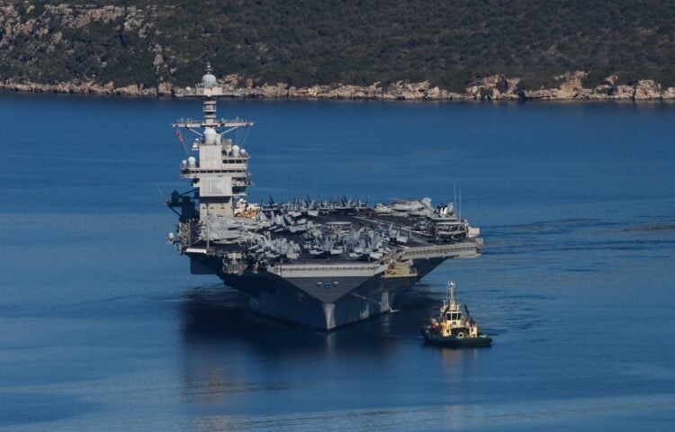Το αμερικανικό αεροπλανοφόρο USS Gerald-R. Ford ενώ αποχωρεί από τη ναυτική βάση της Σούδας (φωτ.: EUROKINISSI/Στέφανος Ραπάνης)