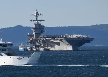 Αμερικανικά στρατιωτικά αεροσκάφη στο αεροπλανοφόρο USS Gerald R. Ford, το οποίο είναι αγκυροβολημένο στο Σπλιτ της Κροατίας (φωτ.: EPA/Stringer)