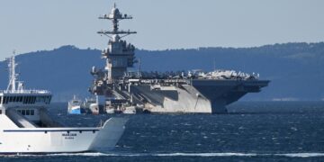 Αμερικανικά στρατιωτικά αεροσκάφη στο αεροπλανοφόρο USS Gerald R. Ford, το οποίο είναι αγκυροβολημένο στο Σπλιτ της Κροατίας (φωτ.: EPA/Stringer)