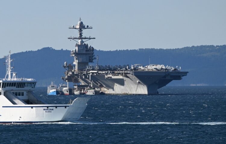 Αμερικανικά στρατιωτικά αεροσκάφη στο αεροπλανοφόρο USS Gerald R. Ford, το οποίο είναι αγκυροβολημένο στο Σπλιτ της Κροατίας (φωτ.: EPA/Stringer)