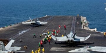 Μαχητικά αεροσκάφη στο αεροπλανοφόρο USS Abraham Lincoln (φωτ.: Χ/U.S. Central Command)