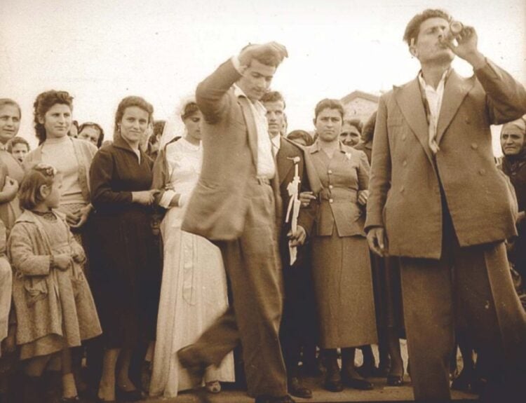 Τμήμα από την αφίσα της θεατρικής παράστασης