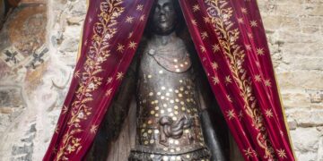 Το ξυλόγλυπτο άγαλμα του αγίου Γεωργίου Έχει κατασκευαστεί από μονοκόμματο ξύλο καρυδιάς με πρόσθετο τμήμα στον πήχη του δεξιού χεριού (φωτ.: Δήμος Καστοριάς)