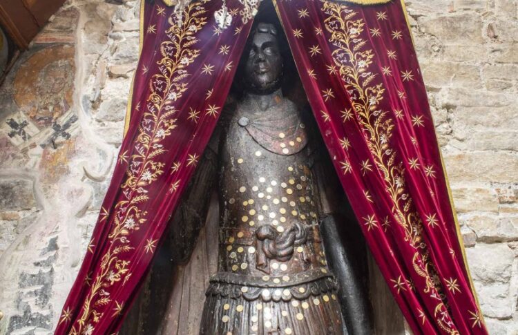 Το ξυλόγλυπτο άγαλμα του αγίου Γεωργίου Έχει κατασκευαστεί από μονοκόμματο ξύλο καρυδιάς με πρόσθετο τμήμα στον πήχη του δεξιού χεριού (φωτ.: Δήμος Καστοριάς)