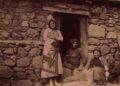 Αγρότισσες σε πετρόχτιστο σπίτι στο παρχάρι Χοτζά Μεζαρί, 1904 (πηγή: Επιτροπή Ποντιακών Μελετών)