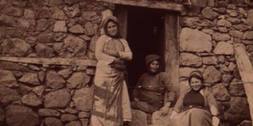Αγρότισσες σε πετρόχτιστο σπίτι στο παρχάρι Χοτζά Μεζαρί, 1904 (πηγή: Επιτροπή Ποντιακών Μελετών)
