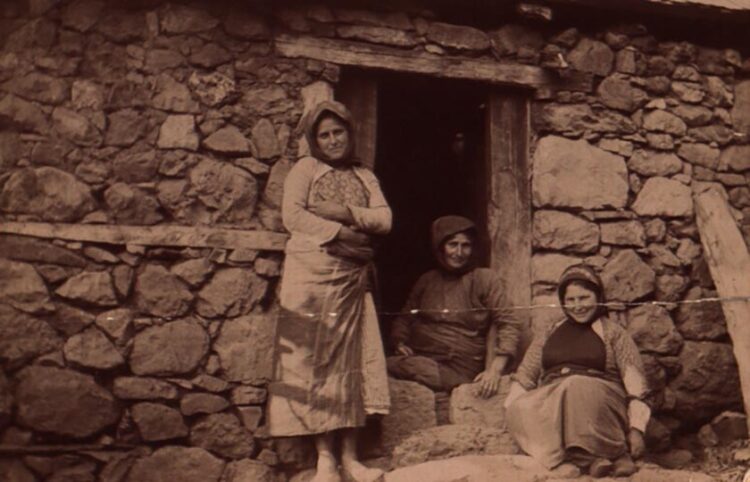 Αγρότισσες σε πετρόχτιστο σπίτι στο παρχάρι Χοτζά Μεζαρί, 1904 (πηγή: Επιτροπή Ποντιακών Μελετών)