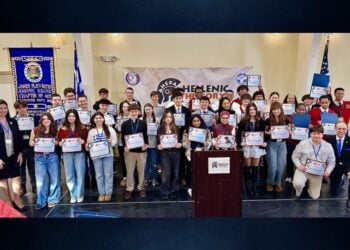 Οι συμπρόεδροι του Hellenic History Tournament, Λέινι Δαμάσκος-Χρήστου (αριστερά) και Ντιν Μόσκος (δεξιά), μαζί με όλα τα μέλη των 12 ομάδων που κρατούν τα πιστοποιητικά συμμετοχής τους (φωτ.: James Hutchison/ekirikas.com)