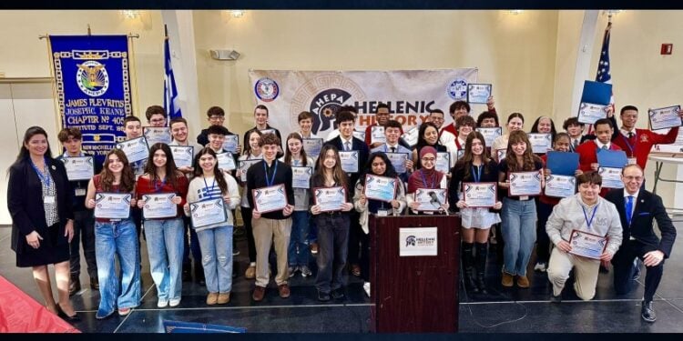 Οι συμπρόεδροι του Hellenic History Tournament, Λέινι Δαμάσκος-Χρήστου (αριστερά) και Ντιν Μόσκος (δεξιά), μαζί με όλα τα μέλη των 12 ομάδων που κρατούν τα πιστοποιητικά συμμετοχής τους (φωτ.: James Hutchison/ekirikas.com)