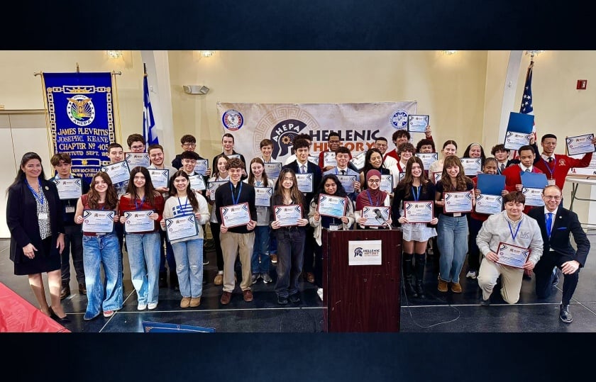 Οι συμπρόεδροι του Hellenic History Tournament, Λέινι Δαμάσκος-Χρήστου (αριστερά) και Ντιν Μόσκος (δεξιά), μαζί με όλα τα μέλη των 12 ομάδων που κρατούν τα πιστοποιητικά συμμετοχής τους (φωτ.: James Hutchison/ekirikas.com)