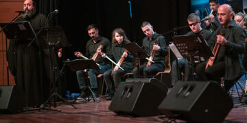 Από παλαιότερη σύμπραξη του μουσικού εργαστηρίου με τον π. Πολύκαρπο Κοντοζίδη (φωτ.: facebook / Γιώργος Πουλαντσακλής)