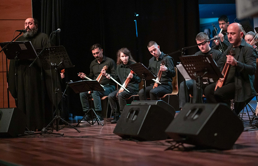 Από παλαιότερη σύμπραξη του μουσικού εργαστηρίου με τον π. Πολύκαρπο Κοντοζίδη (φωτ.: facebook / Γιώργος Πουλαντσακλής)