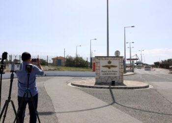 Η είσοδος της βρετανικής βάσης στο Ακρωτήρι της Κύπρου (φωτ.: .philenews.com)