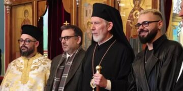 O εκπρόσωπος της Ελλάδας στη Eurovision φέτος, με τον μητροπολίτη Σουηδίας και πάσης Σκανδιναβίας, Κλεόπα (φωτ.: ogae greece/instagram)