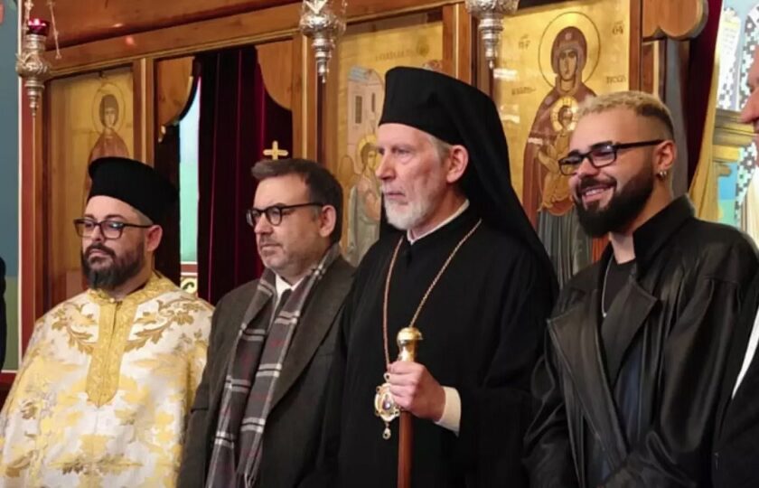 O εκπρόσωπος της Ελλάδας στη Eurovision φέτος, με τον μητροπολίτη Σουηδίας και πάσης Σκανδιναβίας, Κλεόπα (φωτ.: ogae greece/instagram)