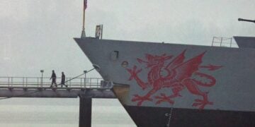 Το βρετανικό αντιτορπιλικό HMS Dragon στη ναυτική βάση του Πόρτσμουθ, πριν αναχωρήσει για την Κύπρο (φωτ.: EPA/Neil Hall)