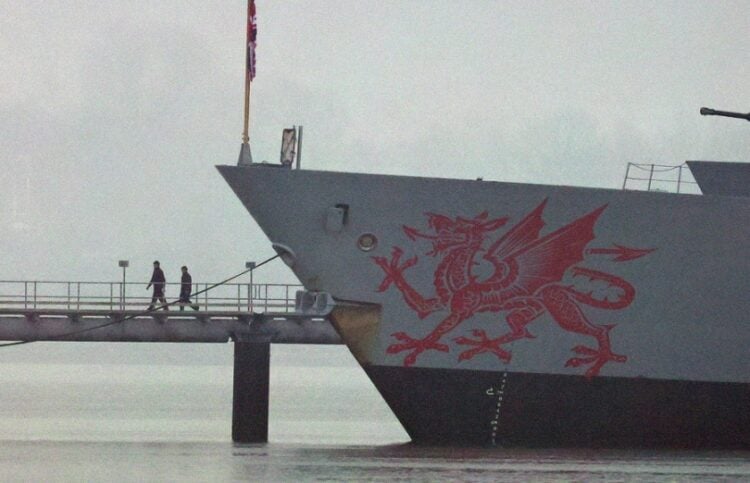 Το βρετανικό αντιτορπιλικό HMS Dragon στη ναυτική βάση του Πόρτσμουθ, πριν αναχωρήσει για την Κύπρο (φωτ.: EPA/Neil Hall)