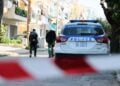 Αστυνομικοί ερευνούν το σημείο όπου σωριάστηκε νεκρός ο άτυχος 20χρονος (φωτ.: EUROKINISSI)