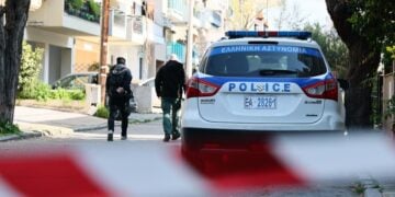 Αστυνομικοί ερευνούν το σημείο όπου σωριάστηκε νεκρός ο άτυχος 20χρονος (φωτ.: EUROKINISSI)