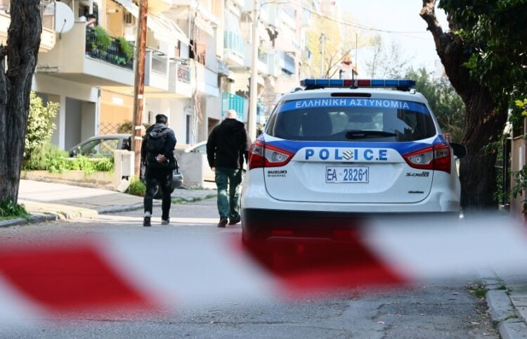 Αστυνομικοί ερευνούν το σημείο όπου σωριάστηκε νεκρός ο άτυχος 20χρονος (φωτ.: EUROKINISSI)