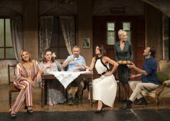 Οι πρωταγωνιστές της παράστασης «Μπαμπάδες με ρούμι» (φωτ.: Allwyn)