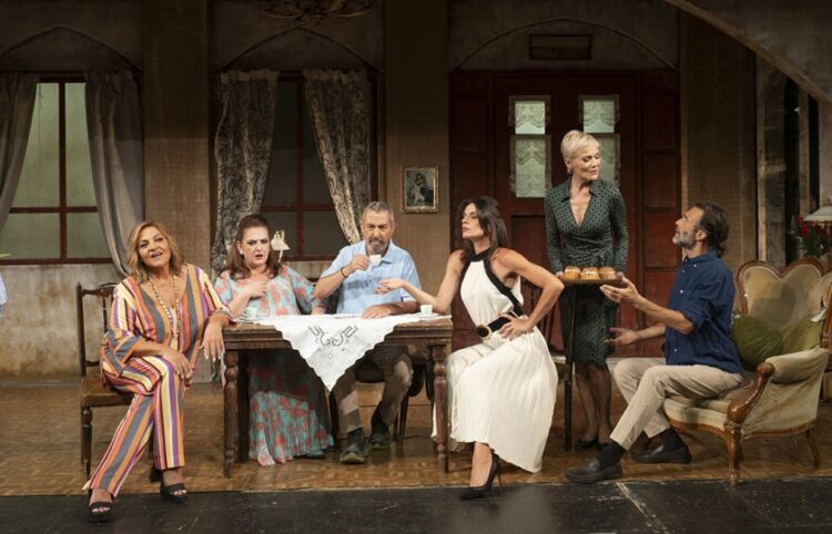 Οι πρωταγωνιστές της παράστασης «Μπαμπάδες με ρούμι» (φωτ.: Allwyn)