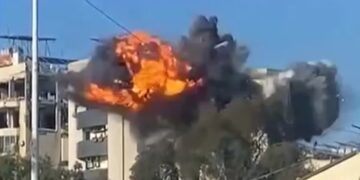 Η στιγμή που κτήριο στη Βηρυτό δέχεται επίθεση από τις ισραηλινές δυνάμεις (φωτ.: glomex)